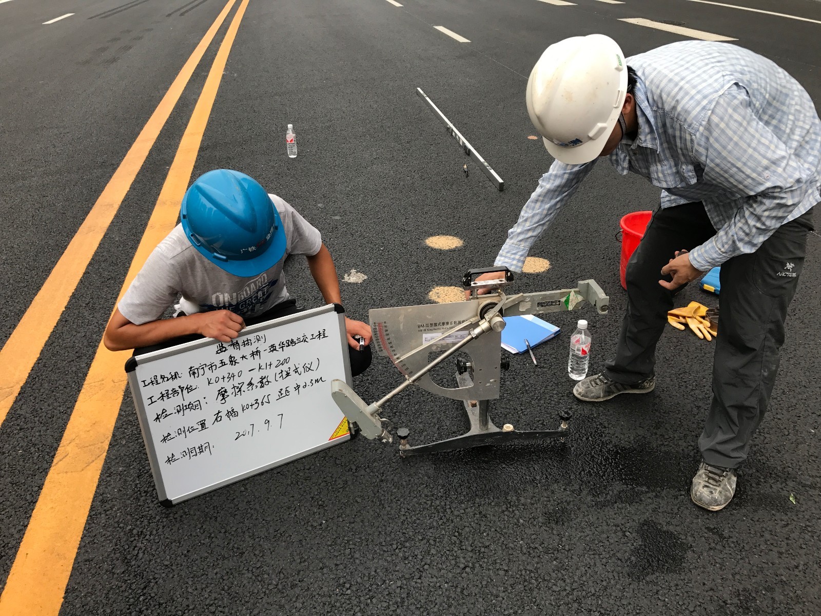 市政道路路面抗滑性能(néng)检测现场